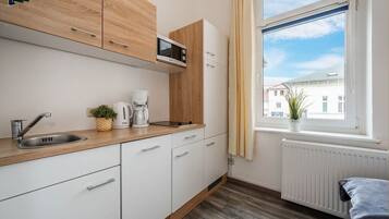 Kühlschrank, Mikrowelle, Herdplatte, Geschirrspüler