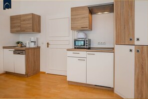 Kühlschrank, Mikrowelle, Herdplatte, Geschirrspüler