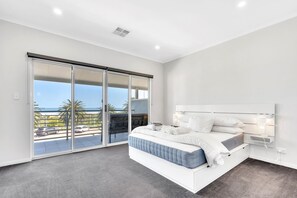 3 bedrooms, iron/ironing board, WiFi, bed sheets - Beach Front Townhouse on The Esplanade (Semaphore)
