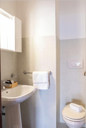 Gratis toiletartikler, hårtørrer, bidet, håndklæder