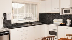 House | Private kitchen | Coffee/tea maker, full-size fridge, microwave, oven - Boonderabbi House (Cowes)