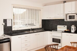House | Private kitchen | Full-sized fridge, microwave, oven, stovetop - Boonderabbi House (Cowes)