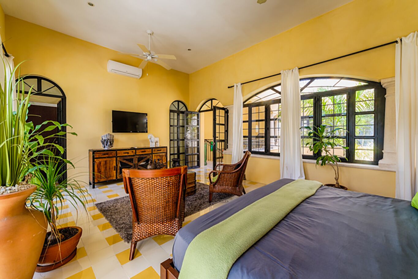 Casa Latida, a jem a block from Paseo Montejo