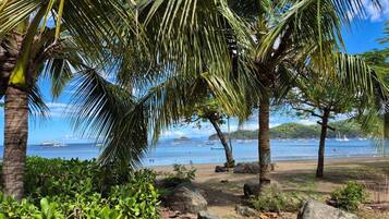 Chaises longues, serviettes de plage
