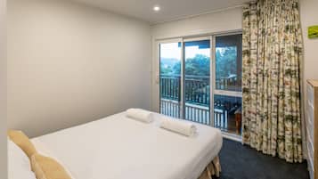 3 bedrooms, individually decorated, individually furnished, desk