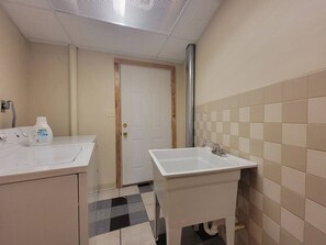 Combined shower/bathtub, towels, soap, shampoo
