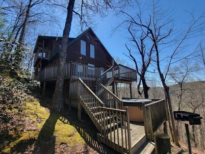 Hot Tub, WiFi & Pool Table - Mountain Rose