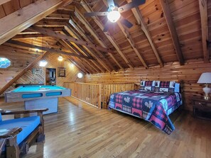 2 bedrooms, desk, WiFi, bed sheets