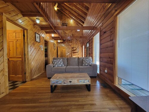 Mountain Rose- Hot Tub, Pool Table, Firepit, Fireplace