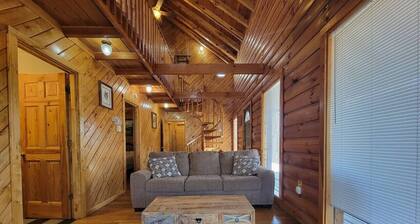 Mountain Rose- Hot Tub, Pool Table, Firepit, Fireplace