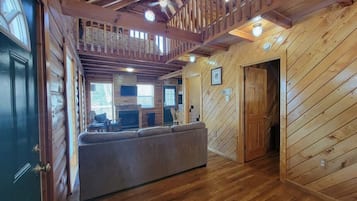 Een televisie en een open haard