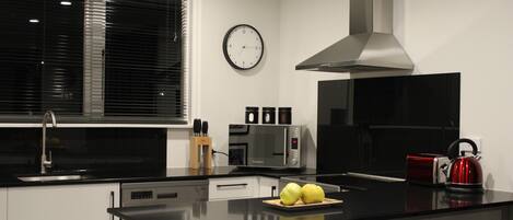 Een koelkast, een oven, een kookplaat, een vaatwasser