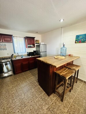 Fridge, microwave, oven, stovetop - Seaside condo @ The Blue Bahia Resort in Sandy Bay (Roatan)