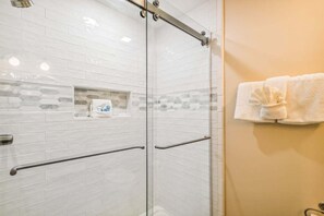 シャワー付き浴槽、タオル、シャンプー、トイレットペーパー