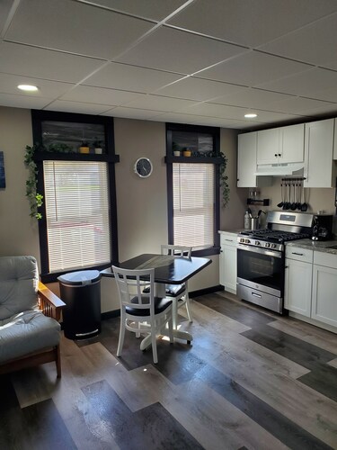 Contemporary king w/futon