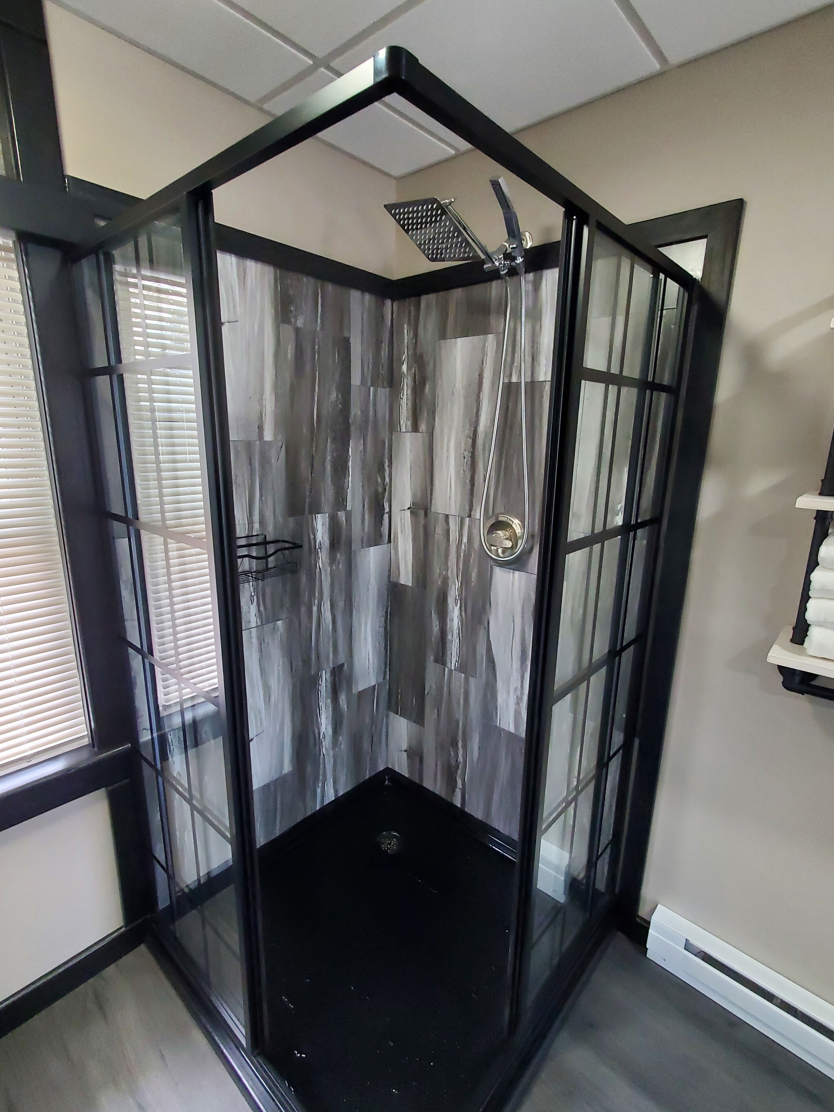 Ducha, secador de pelo, toallas y jabón