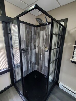 Ducha, secador de pelo, toallas, jabón