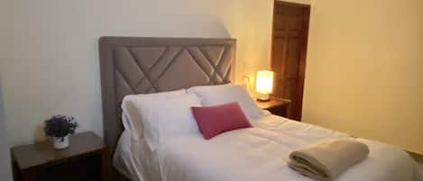 1 habitación, cortinas blackout y tabla de planchar con plancha