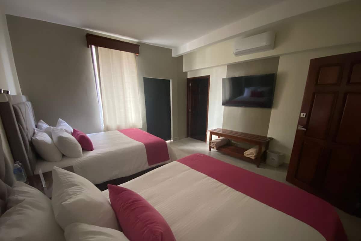 Kahden hengen deluxe-huone, 2 keskisuurta parisänkyä | 1 makuuhuone, pimennysverhot, silitysrauta/-lauta, ilmainen Wi-Fi