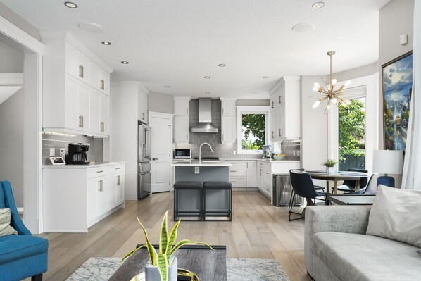 Smart TV, fireplace - Unbeatable Location for Your Stampede Trip! (Calgary)