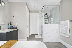 Douche, séchoir à cheveux, serviettes fournies