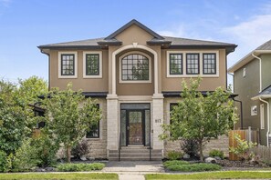 Exterior - Unbeatable Location for Your Stampede Trip! (Calgary)