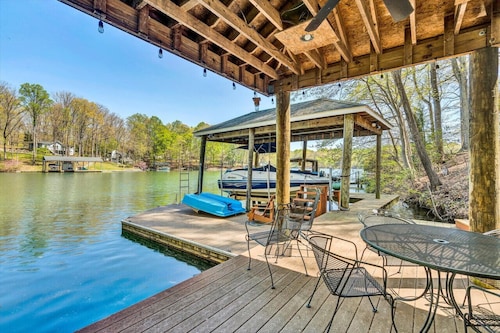 Lake-It- Easy- Pet-friendly home with sunrise views. E enjoy  the kayaks during the day and the firepit in the evening.