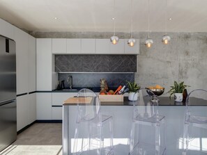 Kühlschrank, Mikrowelle, Ofen, Wasserkocher mit Kaffee-/Teezubehör