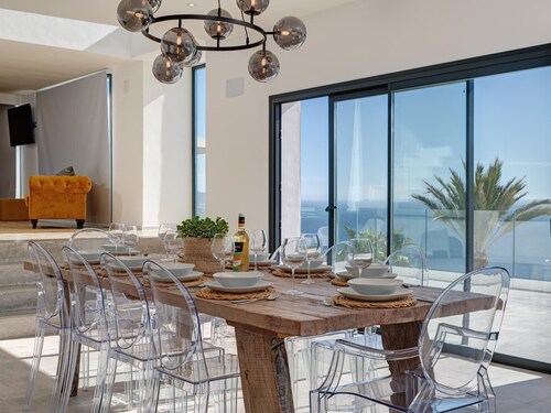 Luxury villa, breathtaking views and heated pool