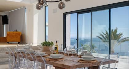 Luxury villa, breathtaking views and heated pool