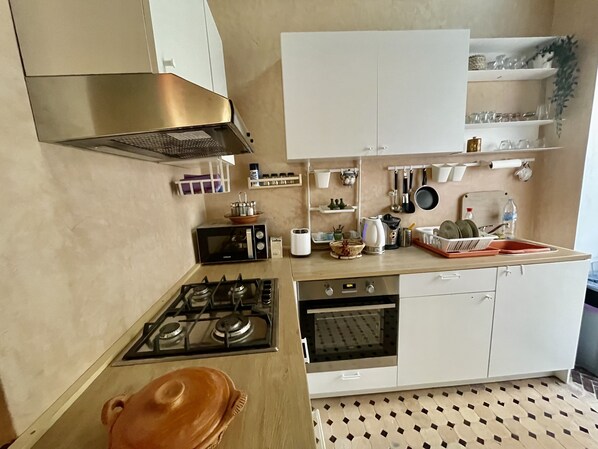 Réfrigérateur, micro-ondes, four, plaque de cuisson