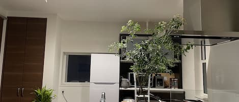 Kylskåp, mikrovågsugn, spishäll och diskmaskin