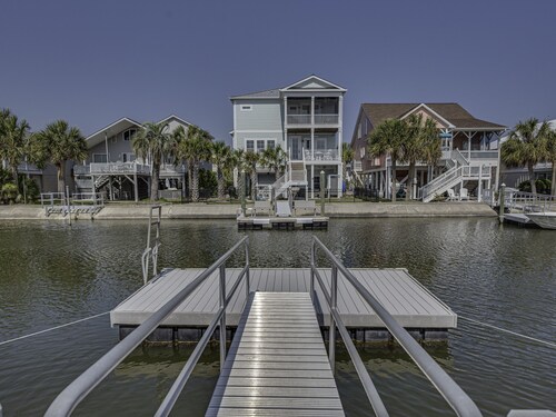 Recently Renovated Canal Home in OIB bring your boat or just float !