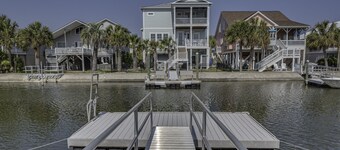 Recently Renovated Canal Home in OIB bring your boat or just float !
