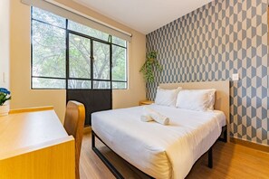 1 habitación, escritorio, tabla de planchar con plancha y wifi 