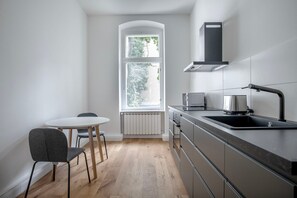 Een koelkast, een microgolfoven, een oven, een vaatwasser