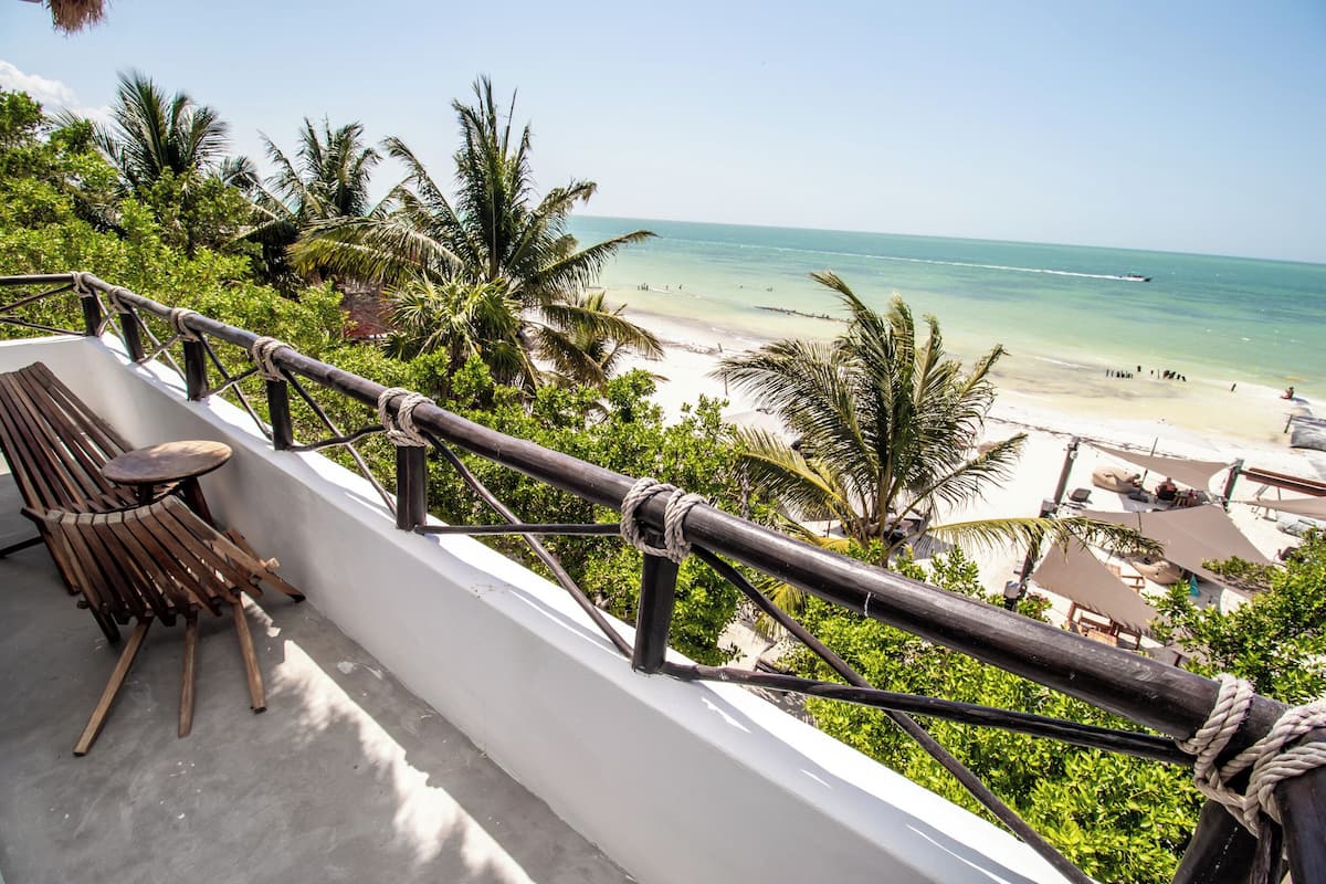 Suíte, 1 cama King, vista para o oceano | 1 quarto, roupas de cama premium, cofres nos quartos, cortinas blackout