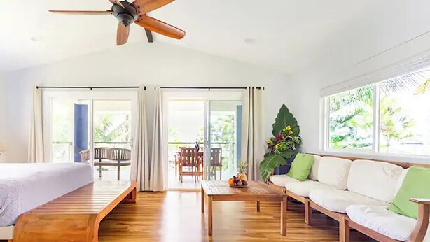 4 bedrooms, desk, travel crib, WiFi (free) - Two homes on the ocean with a private saltwater pool.  (Keaau)