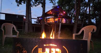 Riverfront camper, loads of amenities, near Smoke Hole, Seneca Rocks