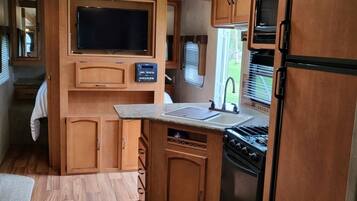 Refrigerador, microondas, horno y parrilla de estufa