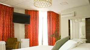A hotel room with a bed, a television, a chair, and a desk. - HOTEL DE SOL (Tarija)