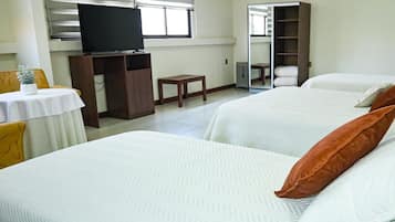 Driepersoonskamer | Een bureau, gratis wifi, beddengoed
