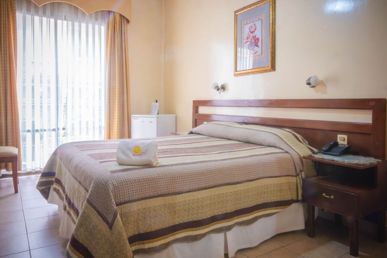 Escritorio, wifi gratis y ropa de cama 