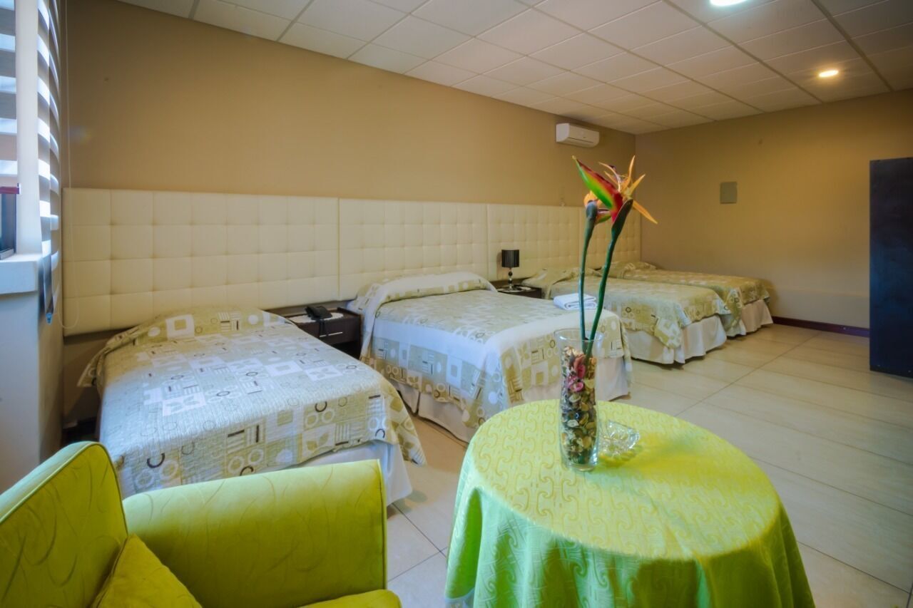 Escritorio, wifi gratis y ropa de cama 