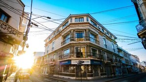 A multi-story building with a Samsung store on the ground floor. - HOTEL DE SOL (Tarija)