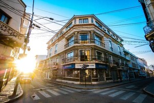 Un edificio de varios pisos con una tienda Samsung en la planta baja.