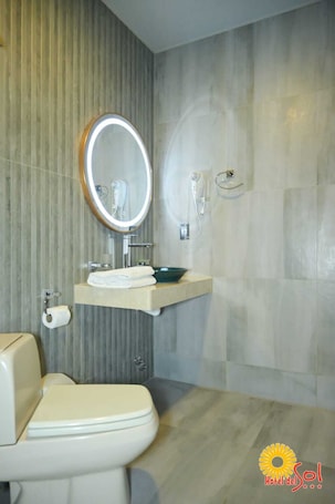 Chambre Simple | Salle de bain | Douche, douche à « effet pluie », sèche-cheveux, serviettes fournies. HOTEL DE SOL