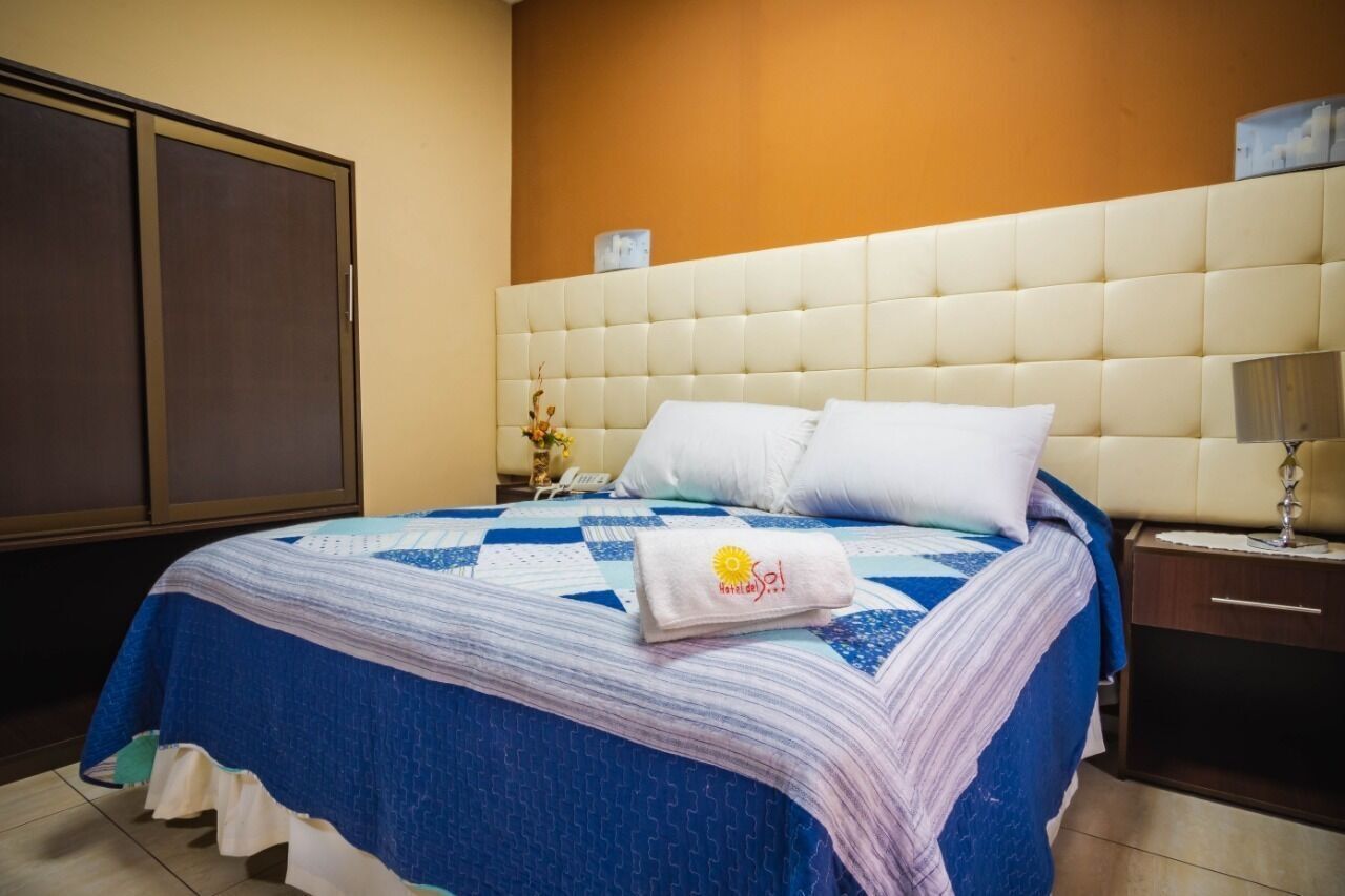 Escritorio, wifi gratis y ropa de cama 