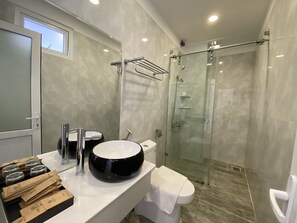 Premium bedding, minibar, in-room safe, individually furnished - Cherry Luxury Hotel (Da Lat)