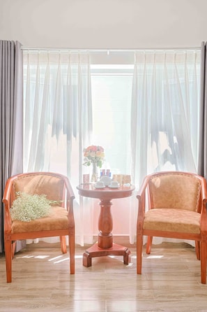 Standard-Doppelzimmer, 1 Queen-Bett | Hochwertige Bettwaren, Minibar, Zimmersafe, individuell eingerichtet